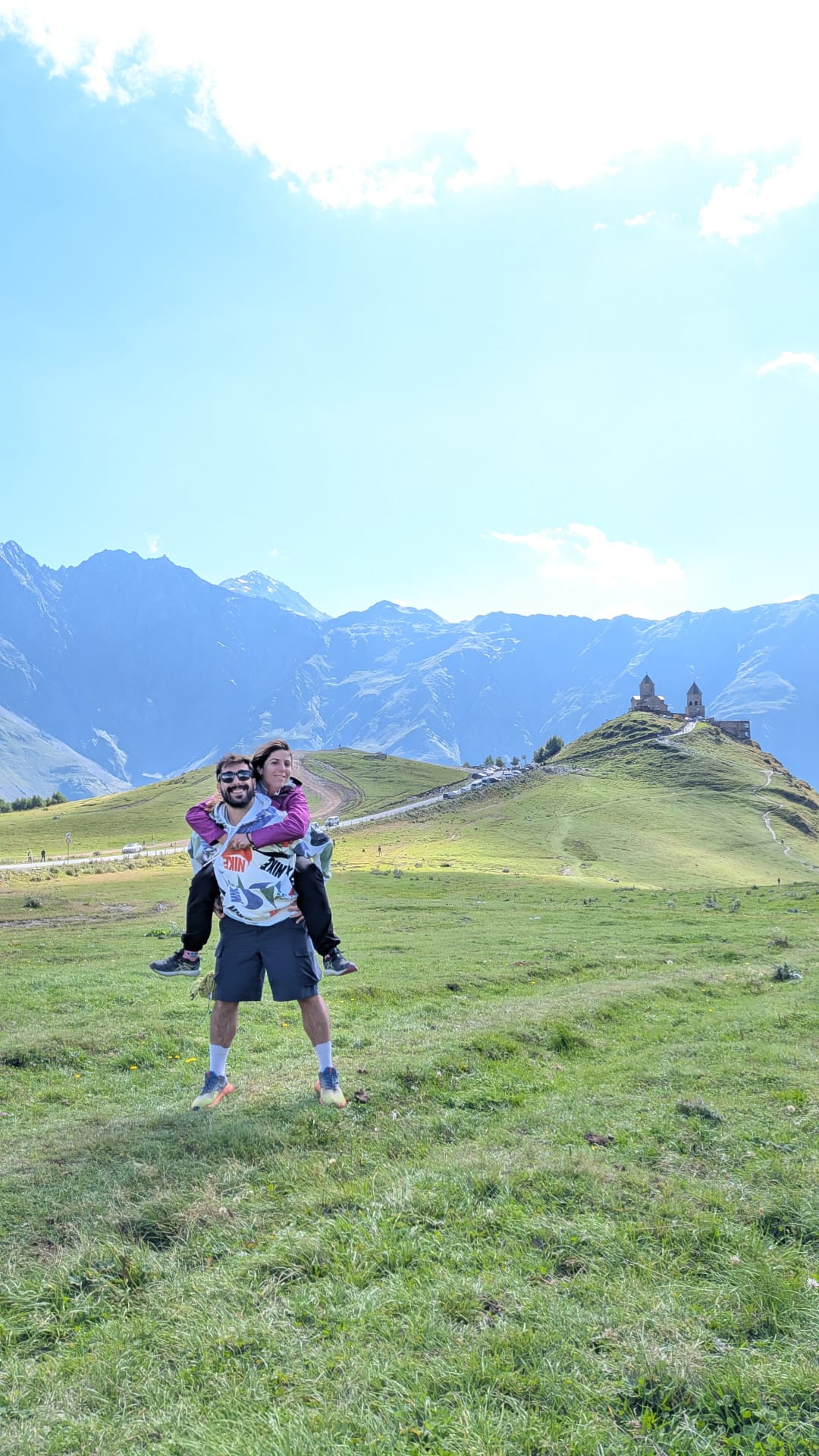 Isa y Tomi en un paisaje de montaña